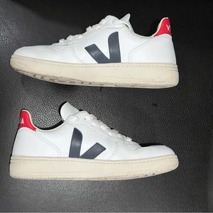 Vera v10 sneaker Like NEW red navy details